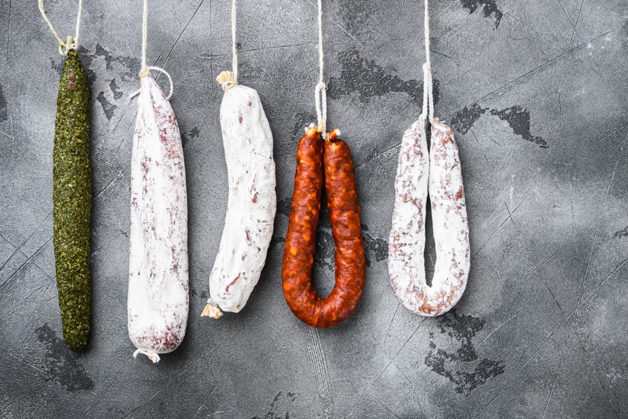 Quels sont les ingrédients nécessaires pour préparer un saucisson sec ?