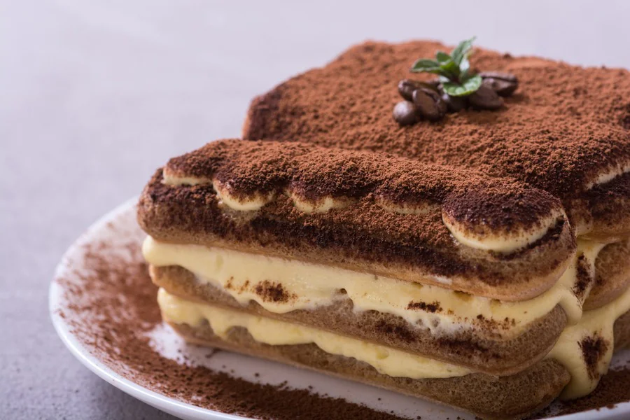 Quels sont les ingrédients nécessaires pour réaliser un gâteau façon tiramisu ?